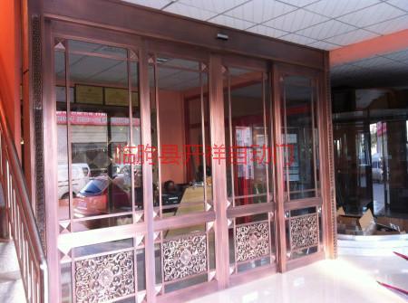 供應(yīng)山東仿銅肯德基門仿銅拉絲旋轉(zhuǎn)門生產(chǎn)廠家