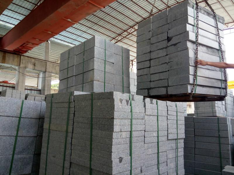 供應(yīng)市政道路改造路基*封開花路牙石