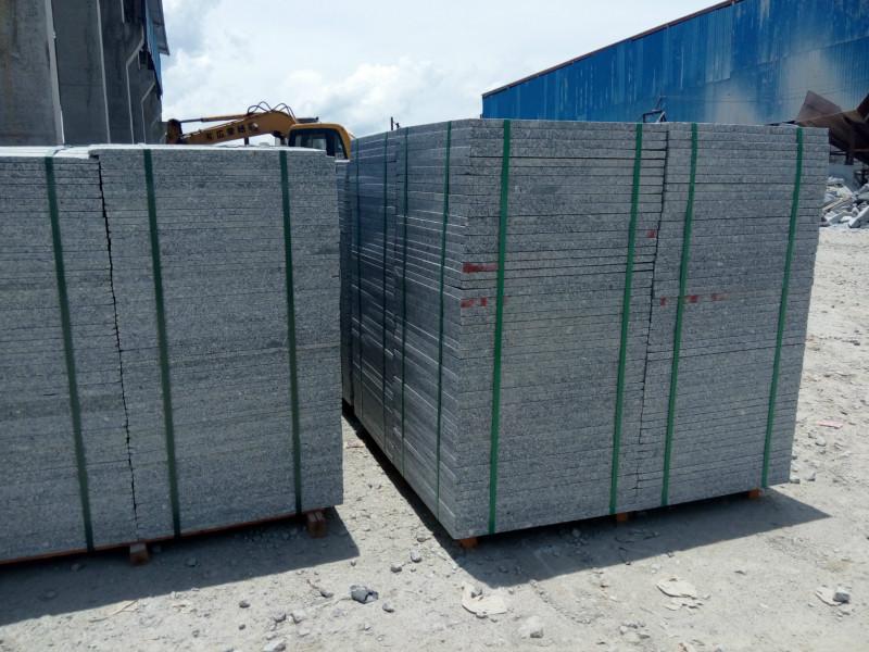 供應(yīng)芝麻灰路緣石封開花火燒板封開花