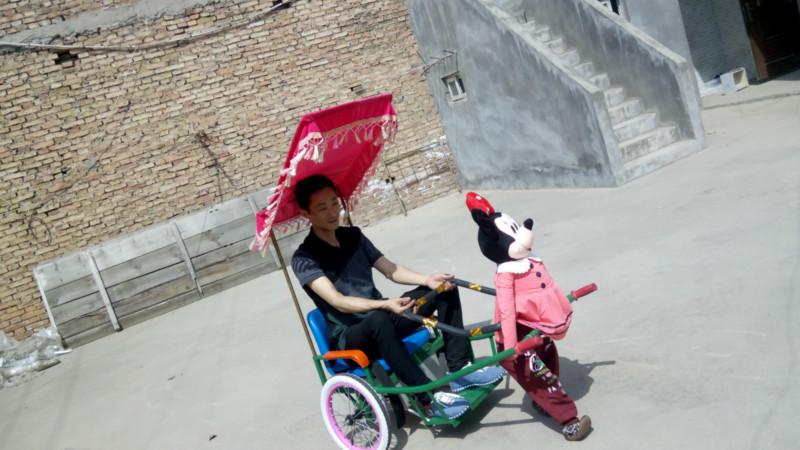 小人拉車水陸戰(zhàn)車旋轉(zhuǎn)小飛魚圖片